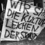Die Selbstbezeichnung «Kulturleichen» drückt das Gefühl des jahrelangen Vertröstet-Werdens der Jugendlichen aus (Foto: Gertrud Vogler, SozArch F 5107-Na-10-028-002), https://www.sozialarchiv.ch/2020/05/08/mit-aug-und-ohr/