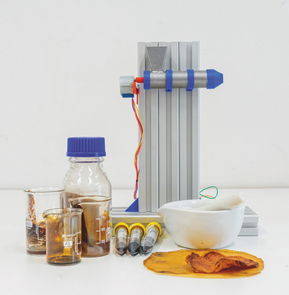 Workshop zu Mini-Bio-Machines Andreas Wagner, künstlerischer Mitarbeiter Industriedesign Semesterprojekt «Microbial Factories», Sommer 2025 Ziel eines dreiwöchigen Workshops zum Projekt «Microbial Factories» war es, kleine Maschinen und Apparate herzustellen, die biologische Prozesse einbeziehen oder nutzen. Auch sollten sie Fertigungstechnologien kennenlernen und vor allem Kenntnisse erlangen in der Umsetzung gängiger Industrieprodukte.