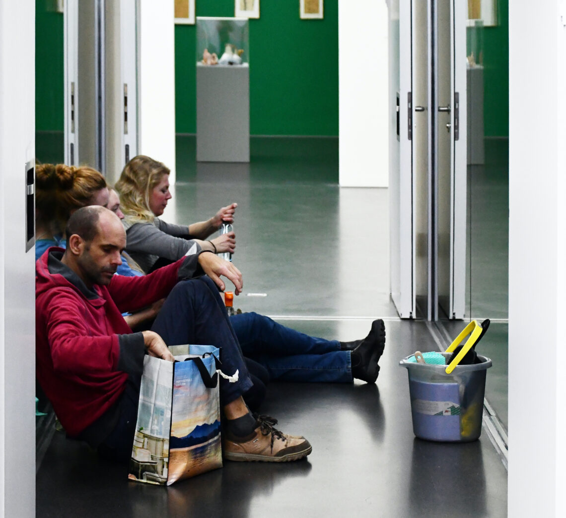 © Jérôme Leuba, battlefield #151 / 4 Propositions – Cleaning, 2022, aufgeführt anlässlich des Swiss Performance Art Award, Kunstmuseum Luzern - Foto: Jérôme Leuba
