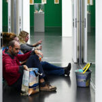 © Jérôme Leuba, battlefield #151 / 4 Propositions – Cleaning, 2022, aufgeführt anlässlich des Swiss Performance Art Award, Kunstmuseum Luzern - Foto: Jérôme Leuba