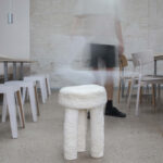 Matthis Plaga & Leon Ehrmann Semesterprojekt «Microbial Factories», Sommer 2025 «Bactory» hat ein innovatives Verfahren entwickelt, das CNC-gefilzte Schafwolle in einem Bad mit Mikroorganismen verfestigt.