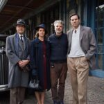 Das Glashaus, Lancierungsbild mit (v.l.) Michael Neuenschwander (als Maximilian Jäger), Miriam Stein (als Gertrud Lutz), Peter Luisi (Regie), Max Simonischek (als Carl Lutz) - Foto: © SRG SSR / Spotlight Media Productions AG / Rafael Kistler, 2026