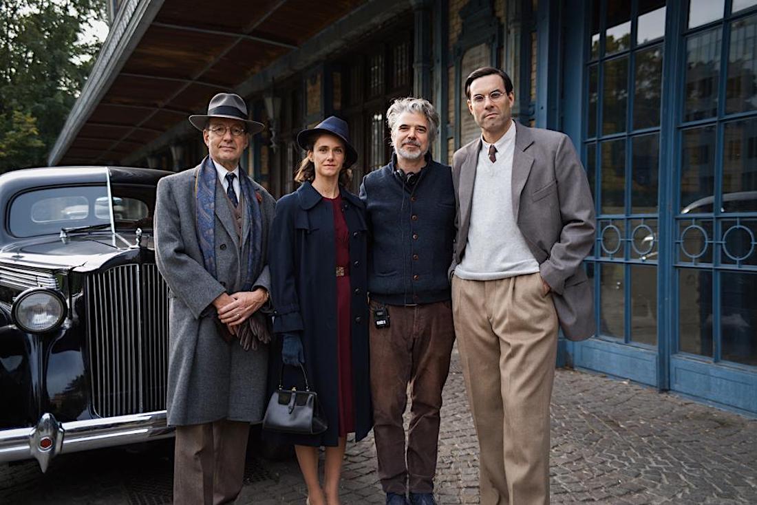 Das Glashaus, Lancierungsbild mit (v.l.) Michael Neuenschwander (als Maximilian Jäger), Miriam Stein (als Gertrud Lutz), Peter Luisi (Regie), Max Simonischek (als Carl Lutz) - Foto: © SRG SSR / Spotlight Media Productions AG / Rafael Kistler, 2026