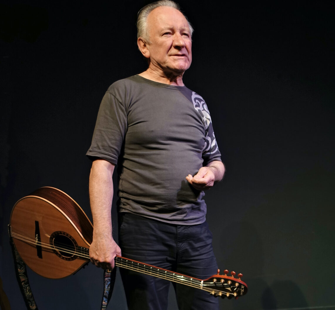 Dónal Lunny beim Craiceann Bodhrán Festival 2016, Inis Oirr - Foto: Hinnerk Rümenapf, https://commons.wikimedia.org/wiki/User:Hinnerk_R (Ausschnitt) - Lizenz: https://creativecommons.org/licenses/by-sa/4.0/deed.en - Datei: https://commons.wikimedia.org/wiki/File:394-0131_donal-lunny_hinnerk-ruemenapf.jpg