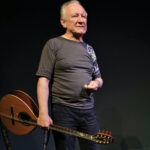 Dónal Lunny beim Craiceann Bodhrán Festival 2016, Inis Oirr - Foto: Hinnerk Rümenapf, https://commons.wikimedia.org/wiki/User:Hinnerk_R (Ausschnitt) - Lizenz: https://creativecommons.org/licenses/by-sa/4.0/deed.en - Datei: https://commons.wikimedia.org/wiki/File:394-0131_donal-lunny_hinnerk-ruemenapf.jpg