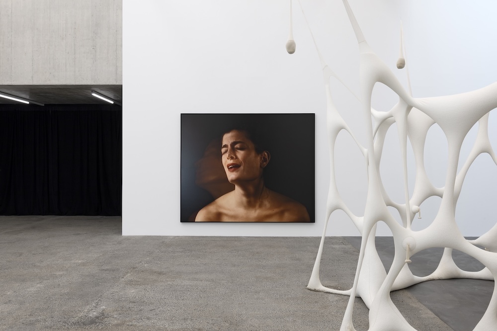 Bild: Geneviève Cadieux, Hear Me with Your Eyes, 1989. Collection of Contemporary Art ”la Caixa” Foundation. Ernesto Neto, Globulocell, 2001. Collection of Contemporary Art ”la Caixa” Foundation. Ausstellungsansicht Kunsthaus Baselland 2026. Foto: Gina Folly © Kunsthaus Baselland