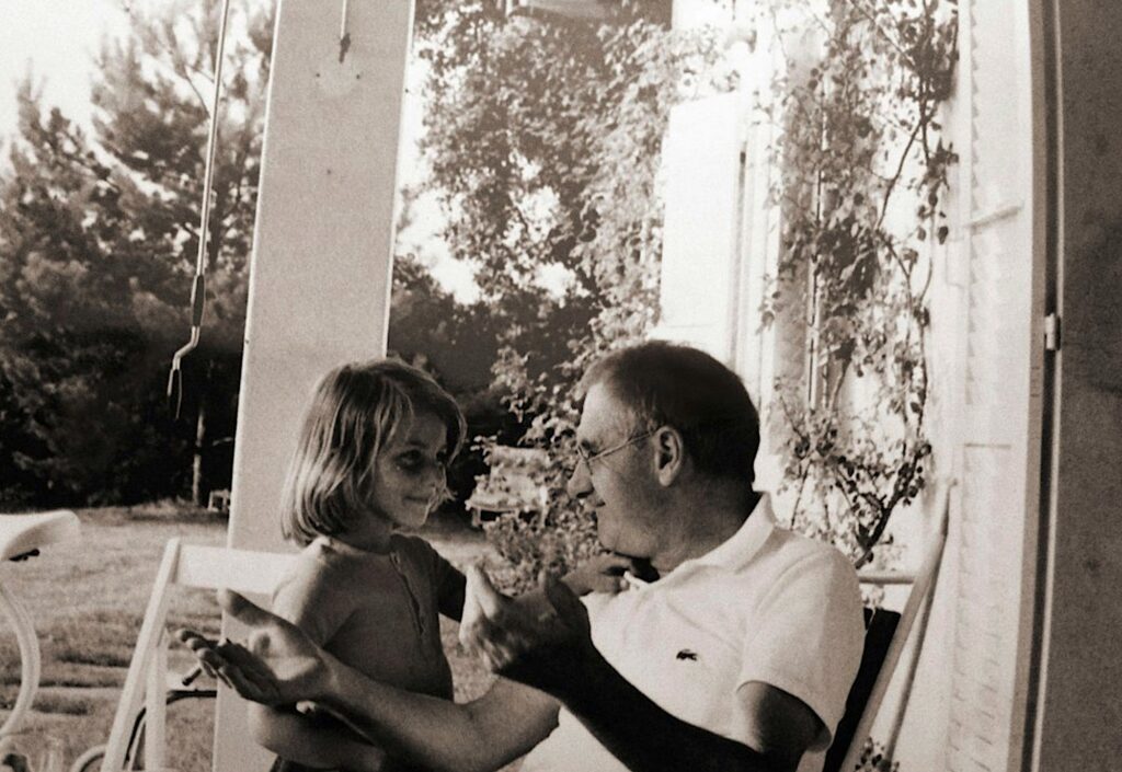 : Jean Anouilh mit seiner jünsten Tochter Anouk Anouilh de Mestral, um 1974 - Foto/ © Privatsammlung