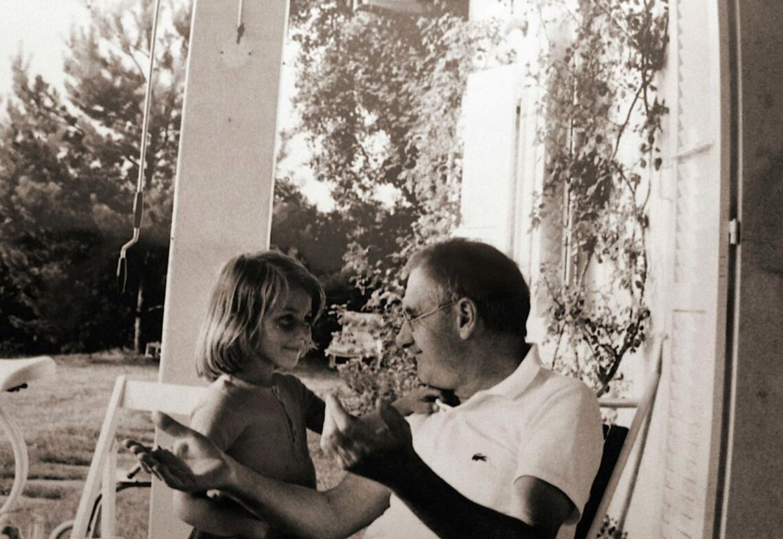 : Jean Anouilh mit seiner jünsten Tochter Anouk Anouilh de Mestral, um 1974 - Foto/ © Privatsammlung