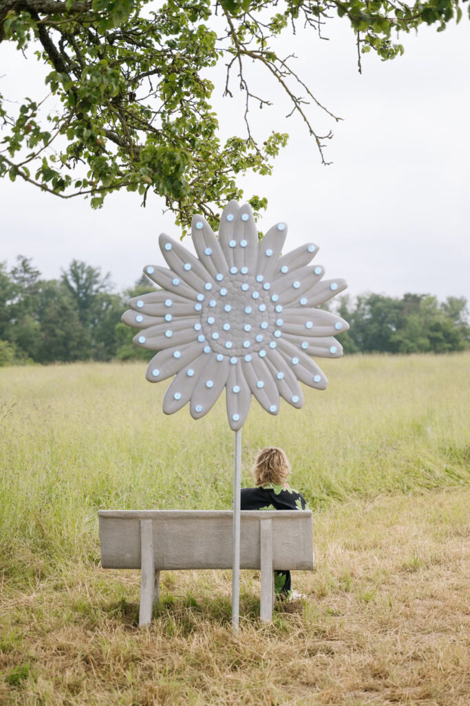 Barbara Signer, Gate III (Warten in Grau/Waiting in Grey), 2024. Installationsansicht Basel Social Club, 2024. Courtesy: die Künstlerin.