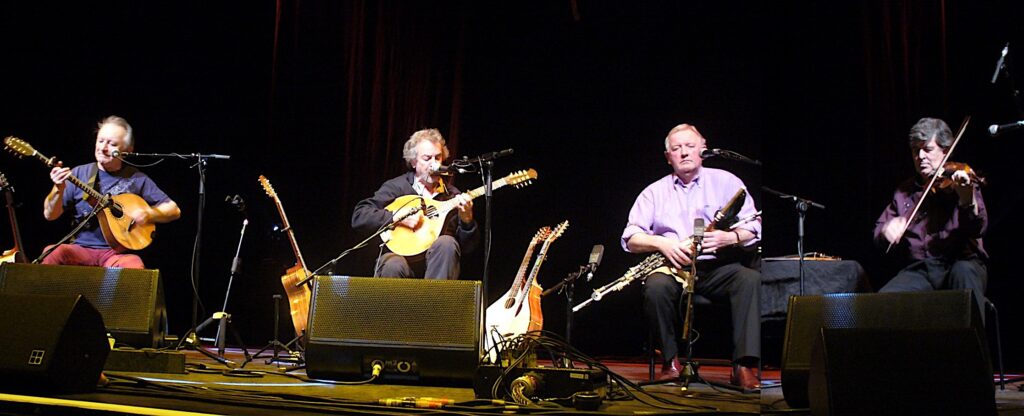 Donal Lunny, Andy Irvine, Liam O’Flynn und Paddy Glackin beim Celtic Connections in Glasgow, 2012 - Foto: Candy Schwartz - Lizenz: https://creativecommons.org/licenses/by/2.0/deed.en - Datei: https://commons.wikimedia.org/wiki/File:Lunny_irvine_o_flynn_glackin.jpg