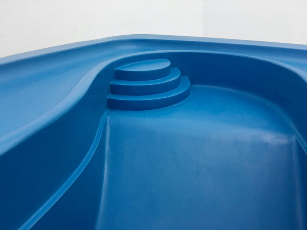 Daina Mattis, Lap Pool (Cobalt), 2018 [détail] Fibre de verre et acier. 41cm x 52cm x 63,5cm © Daina Mattis. Courtesy de l’artiste et de la High Noon Gallery.