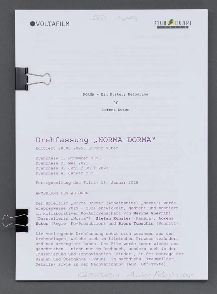 «Norma Dorma» entstand zwischen 2020 und 2025. Gedreht wurde in vier Etappen, zwischen denen Lorenz Suter mit seinem Team das Drehbuch laufend weiterentwickelte. Für die Zentralbibliothek hat er die verschiedenen Teile in einem Dokument zusammengeführt. (Bild: C. Schmid / © Lorenz Suter / ZB Zürich)