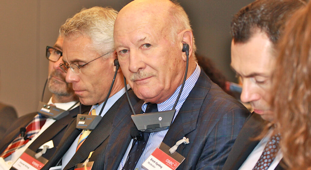 Erich Gysling, 2010 - Bild: Jürg Vollmer, https://flickr.com/people/38991455@N08, https://flickr.com/photos/38991455@N08/5065185630 - Lizenz: https://creativecommons.org/licenses/by/2.0/deed.en - Datei: https://de.wikipedia.org/wiki/Erich_Gysling#/media/Datei:Osec_Forum_Russland_2010,_Erich_Gysling_02.jpg