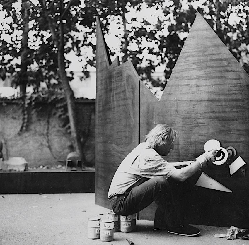 Paul Wiedmer bei der Arbeit an der Skulptur Peking-Feuer (Homage an Jean Tinguley) in der Schweizerischen Botschaft in Bejing, 1991 © Jacqueline Dolder