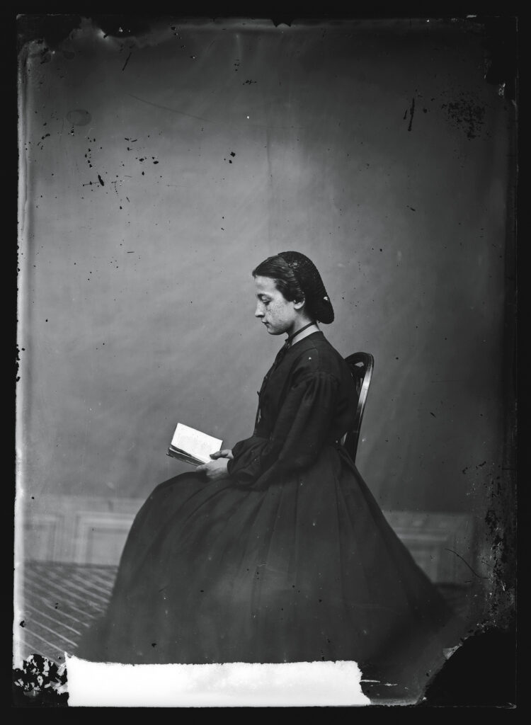André Schmid, Portrait d’atelier, négatif sur verre au collodion, années 1860, coll. Musée Historique Lausanne. Atelier de numérisation Ville de Lausanne. Document restauré grâce au soutien de Memoriav © André Schmid / ECAL