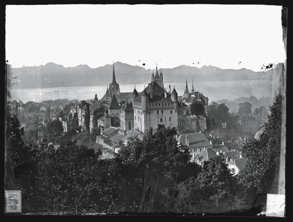 André Schmid, Lausanne, la Cité, négatif sur verre au collodion, vers 1870, coll. Musée Historique Lausanne. Atelier de numérisation Ville de Lausanne. Document restauré grâce au soutien de Memoriav © André Schmid / ECAL