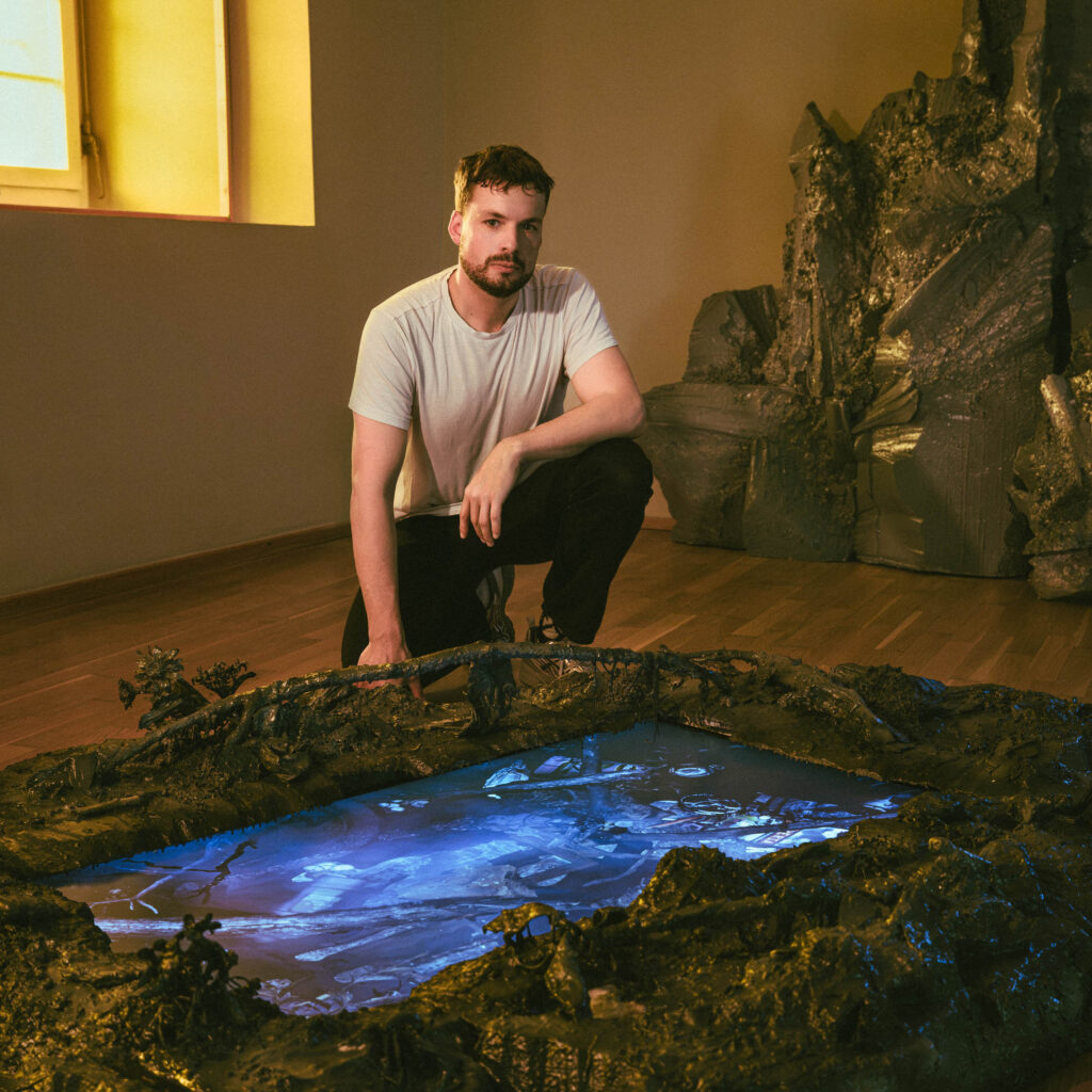 Portrait de l’artiste Miro Aron, Photo © Musées cantonaux du Valais, Sion / Olivier Lovey