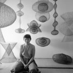 Ruth Asawa inmitten mehrerer ihrer aus Drahtschlingen gefertigten Skulpturen, November 1954. Foto: Nat Farbman/The LIFE Picture Collection/Shutterstock Artwork © 2026 Ruth Asawa Lanier, Inc., Courtesy David Zwirne