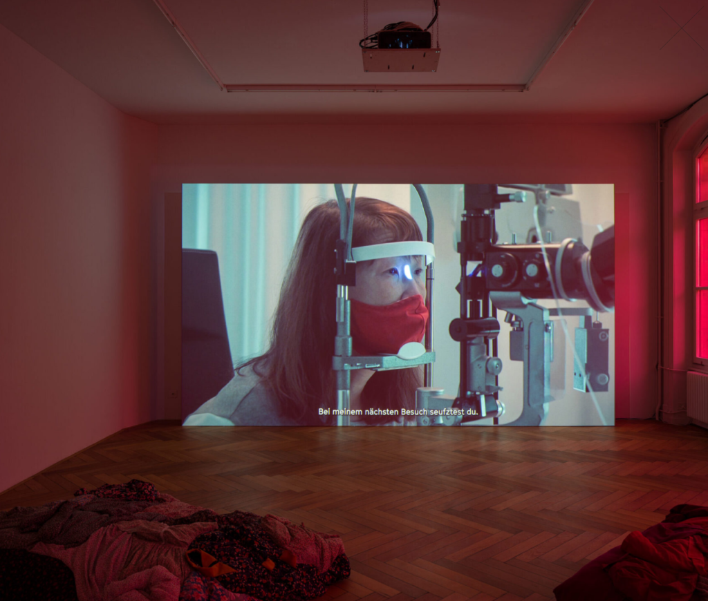 Solveig Qu Suess, Red. A Love Letter, Stadtgalerie Bern, Ausstellungsansicht, 2026. - Little Grass, Teil 2, 2026 - Foto: Cedric Mussano
