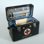 Trousse médicale d’urgence Chine, 1950-1960, COL-2009-3-1 © Collection MICR, Genève