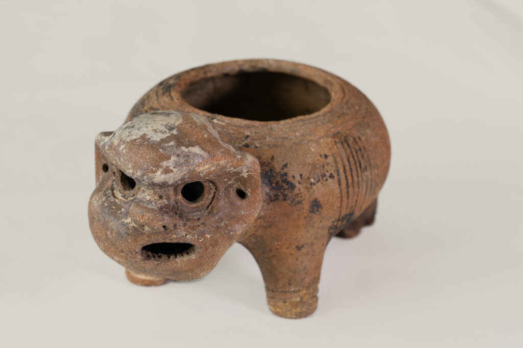 Zoomorphes Kalkgefäss. Mayo-Chinchipe- Kultur, Ecuador (ca. 3500–1700 v. Chr). Colección Nacional. Reserva Arqueológica Quito. Museo Nacional del Ecuador, Ministerio de Educación, Deporte y Cultura