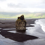Arnardrangur («Rocher de l’aigle») Situé sur la plage de Reynisfjara, sur la côte méridionale islandaise, cet éperon basaltique dialogue avec les Reynisdrangar, des corps de trolls pétrifiés par la lumière du soleil. Photo: © Michel Eisenlohr