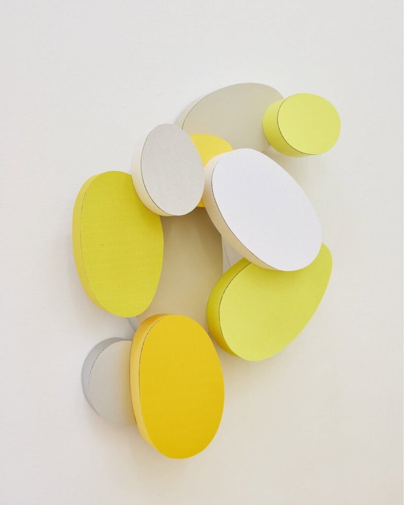 © Peter Brunner Brugg - In «Jonglage (Ostern)», 2011, scheinen die ei-förmigen Elemente der Schwerkraft für einen Moment zu entkommen. Sie schweben, kippen und balancieren – wie in einer stillgestellten Bewegung, die jeden Augenblick wieder einsetzen könnte.